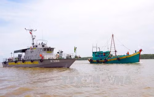 Bắt giữ tàu chở dầu không rõ nguồn gốc trên vùng biển Sóc Trăng ảnh 1