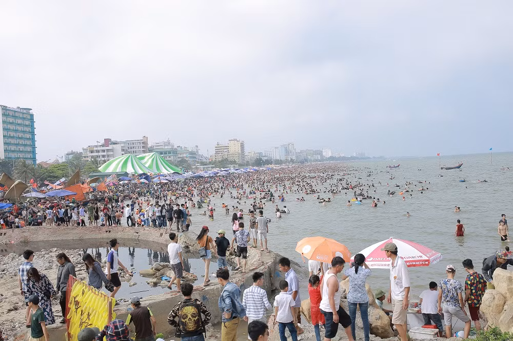 ‘Biển người’ nêm chặt biển Sầm Sơn dịp nghỉ lễ 30/4 – 1/5 ảnh 2