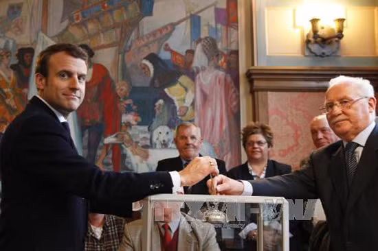 Pháp: Nơi tổ chức tiệc mừng chiến thắng của ông Macron phải sơ tán ảnh 1