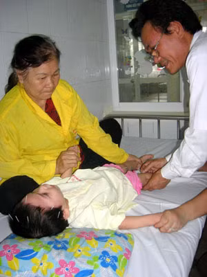 Kết hợp đông y chữa bệnh cho trẻ bại não, tự kỷ ảnh 1