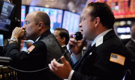 Giá dầu mỏ, cổ phiếu và đồng euro đồng loạt "tụt dốc" ảnh 1