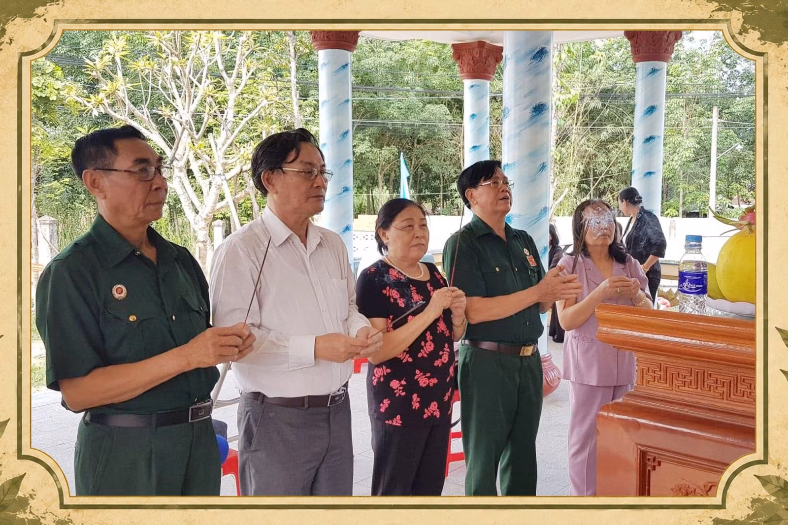Vợ ông Lê Trường Giang (đứng giữa) luôn âm thầm đồng hành, ủng hộ ông trong các hoạt động tri ân đồng đội và thân nhân liệt sĩ.
