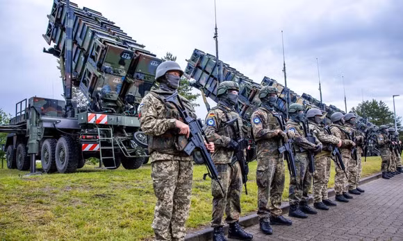 Các binh sĩ Ukraine và Đức tham gia huấn luyện vận hành hệ thống tên lửa phòng không Patriot do Mỹ sản xuất tại một thao trường quân sự ở Đức. Ảnh tư liệu: Picture Alliance