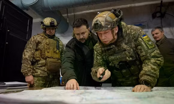 Tổng thống Zelensky (giữa, bên trái) và Thượng tướng Oleksandr Syrsky (bên phải) trong chuyến thăm sở chỉ huy quân đội Ukraine tại Kupiansk, vùng Kharkiv vào tháng 11/2023. Ảnh tư liệu: Văn phòng Tổng thống Ukraine