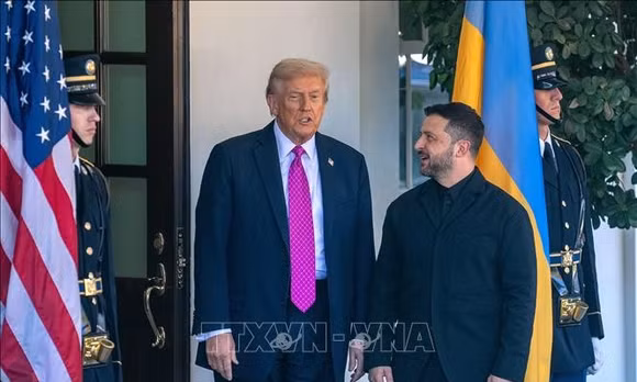 Tổng thống Mỹ Donald Trump và người đồng cấp Ukraine Volodymyr Zelensky tại cuộc gặp ở Nhà Trắng ngày 17/10/2025. Ảnh tư liệu: THX/TTXVN