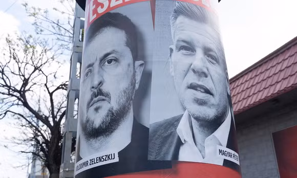Áp phích tranh cử có hình ảnh của Tổng thống Ukraine Zelensky và ông Peter Magyar tại Budapest, Hungary, ngày 11/4/2026 Ảnh: Getty Images/RT