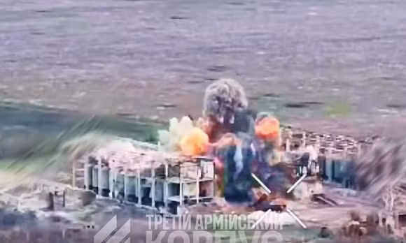 Ảnh cắt từ video do Quân đoàn 3 của Ukraine đăng tải cho thấy các cuộc tấn công vào những mục tiêu quan trọng của Nga bằng bom lượn, hệ thống pháo phản lực phóng loạt trong khuôn khổ Chiến dịch Vivaldi ở phía bắc tỉnh Donetsk.