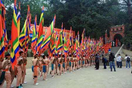 Giỗ Tổ Hùng Vương - Lễ hội đền Hùng năm Nhâm Thìn 2012: Điểm hội tụ tâm linh, văn hóa và tinh thần đại đoàn kết dân tộc ảnh 2