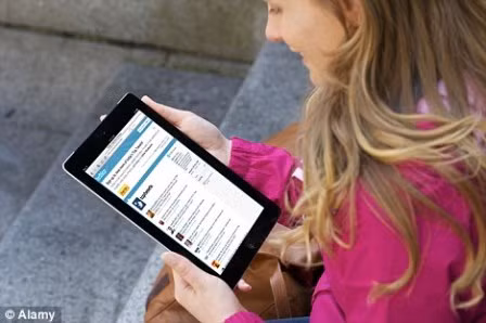 iPad khiến giới trẻ “quên” chớp mắt ảnh 1