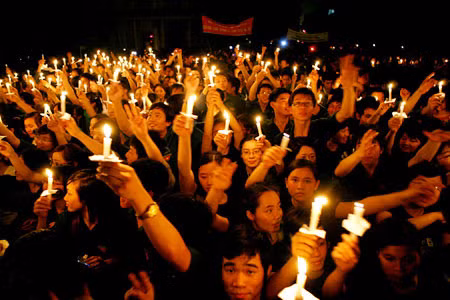 Giới trẻ Hà Nội vào cuộc sớm với "Giờ Trái Đất 2012" ảnh 1
