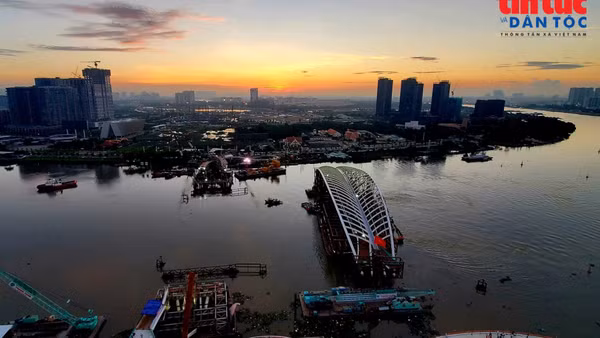TP Hồ Chí Minh: Đưa nhịp chính cầu đi bộ qua sông Sài Gòn vào vị trí hợp long.