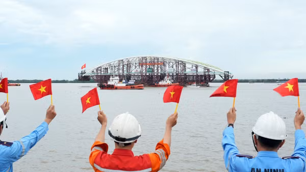 Vòm thép cầu đi bộ hình lá dừa tiến gần trung tâm TP Hồ Chí Minh.