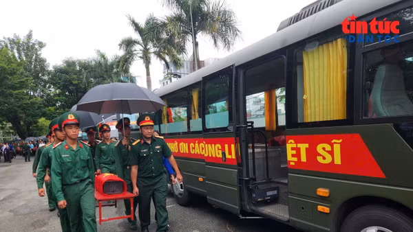 Đoàn xe đưa hài cốt liệt sĩ đi qua 11 phường ở TP Hồ Chí Minh.