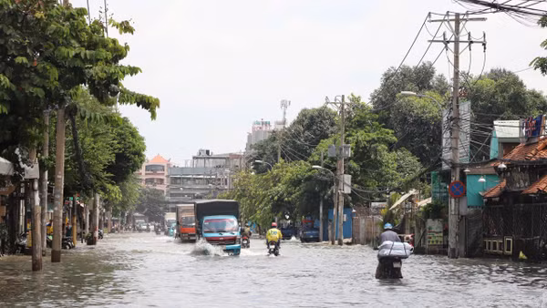 TP Hồ Chí Minh: Người dân chật vật khắc phục ngập sau mưa.