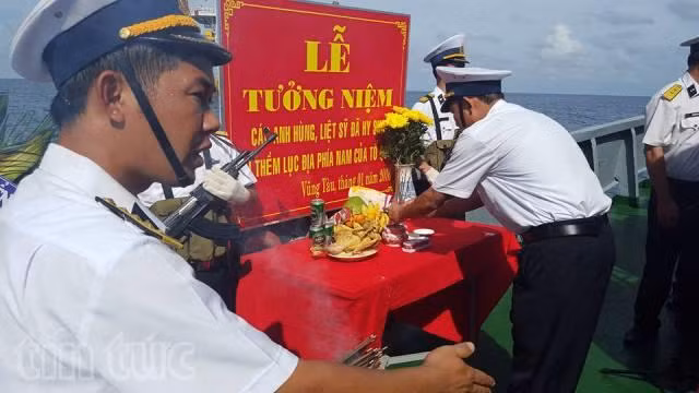Xúc động lễ tưởng niệm các liệt sỹ trên biển ảnh 3