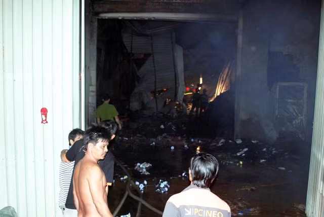 Cháy lớn xưởng vải trong đêm tại TPHCM ảnh 1