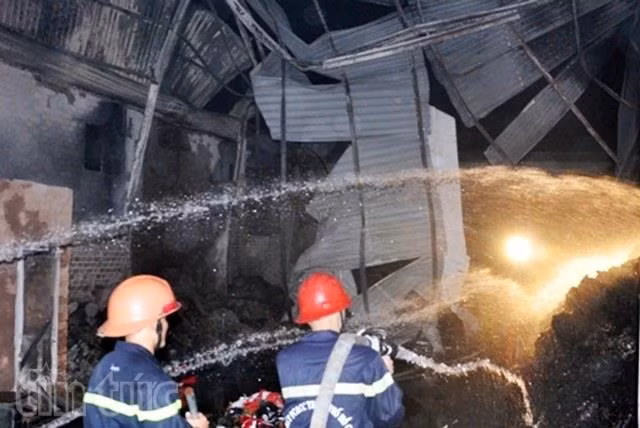 Cháy lớn xưởng vải trong đêm tại TPHCM ảnh 2