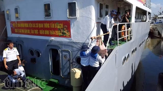 Chuyển quà Xuân ra nhà giàn DK1 ảnh 6