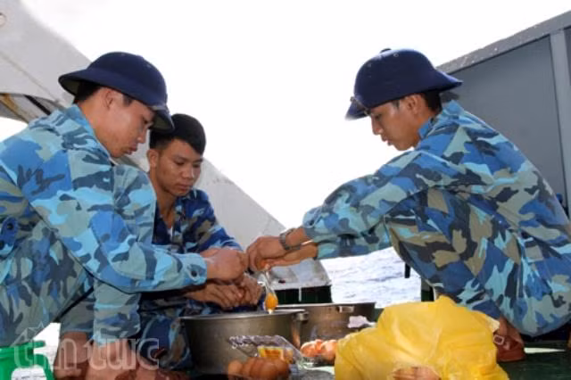 Cơm ngon, canh ngọt giữa biển Trường Sa ảnh 1
