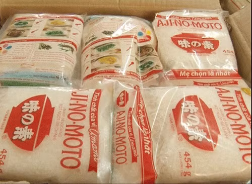 Bắt khẩn cấp đối tượng buôn bán mì chính, bột giặt giả ảnh 1