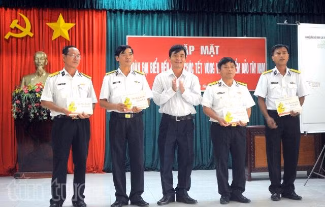 Thăm, chúc Tết chiến sĩ và nhân dân các đảo Tây Nam ảnh 1