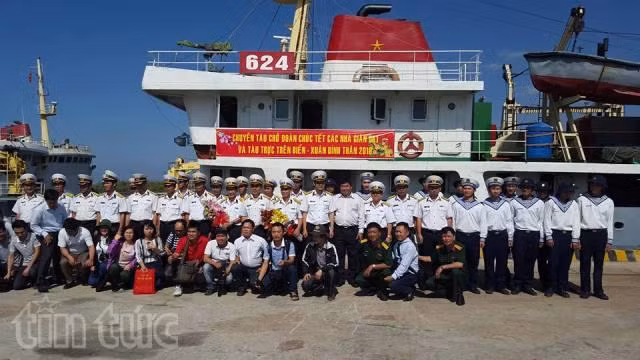Chuyển quà Xuân ra nhà giàn DK1 ảnh 1
