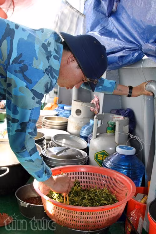 Cơm ngon, canh ngọt giữa biển Trường Sa ảnh 5