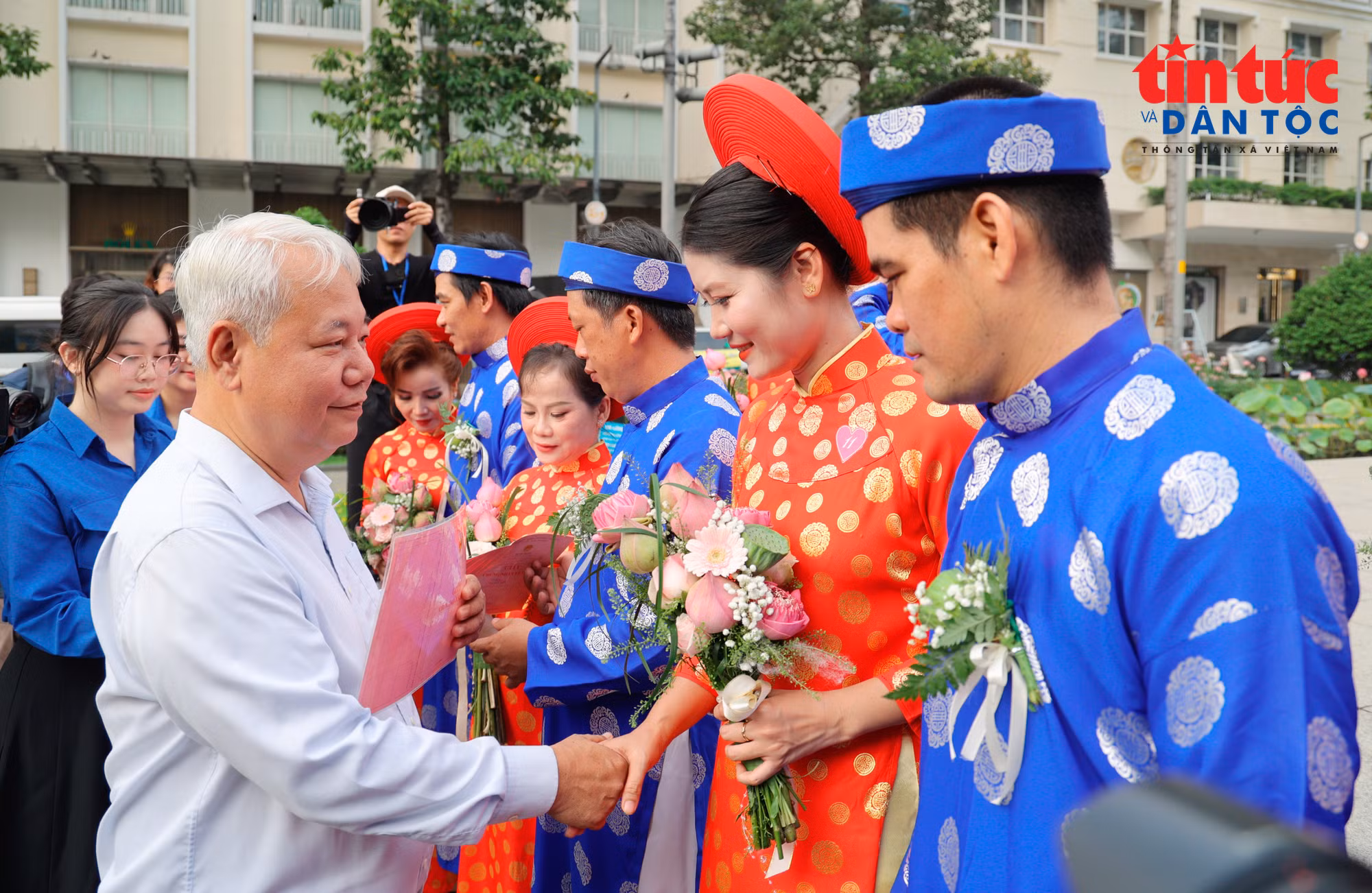 baotintuc_tr_lecuoitapthe151020262.jpg