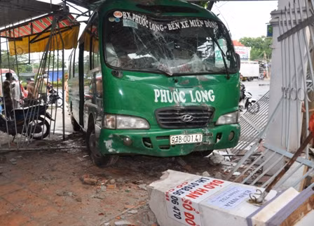 Xe khách mất lái, tông sập cổng nhà dân ảnh 1