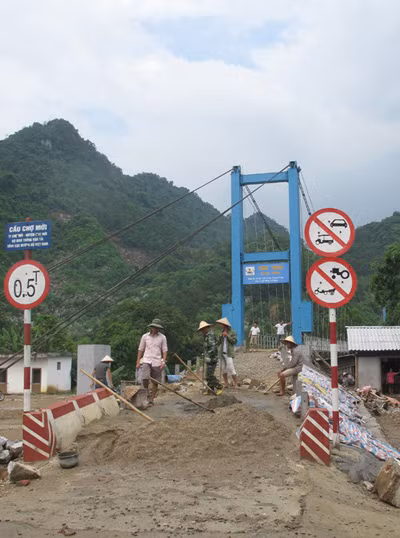 Cầu mới đưa vào sử dụng đã hỏng ảnh 1