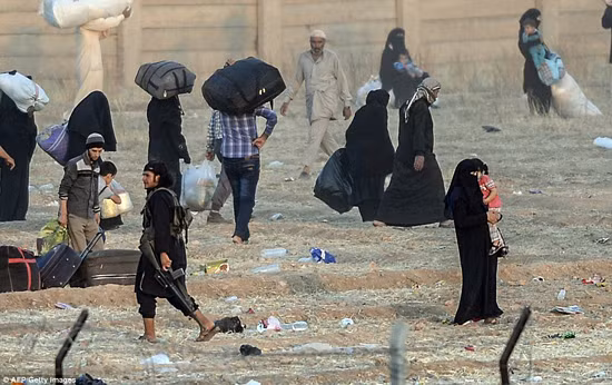 Người tị nạn Syria chạy sang Thổ Nhĩ Kỳ trốn IS ảnh 12