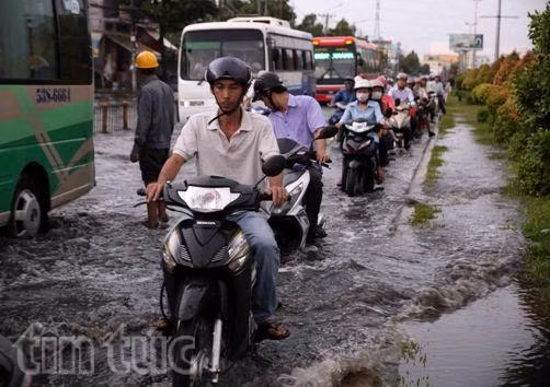 Sau mưa lớn, đường Sài Gòn ngập sâu, giao thông hỗn loạn ảnh 2