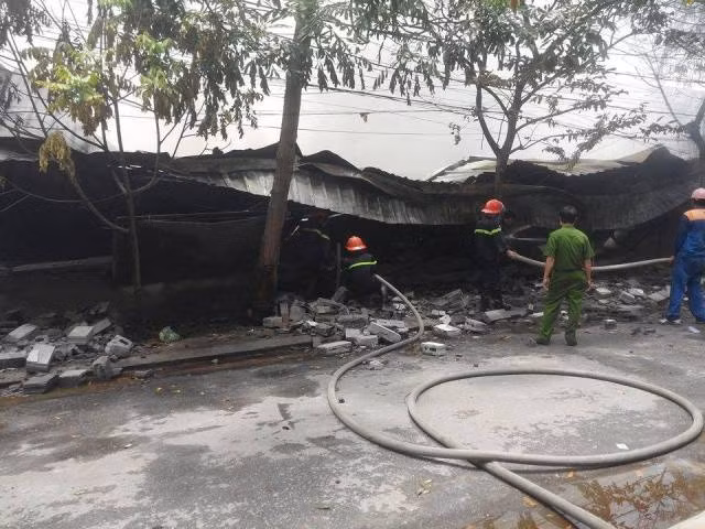 Hỏa hoạn lớn tại xưởng sản xuất giầy ở Hải Dương ảnh 1