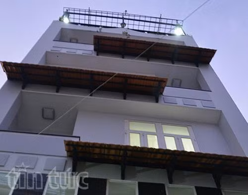 Nam công nhân bảo trì bị thang máy chèn chết ảnh 1