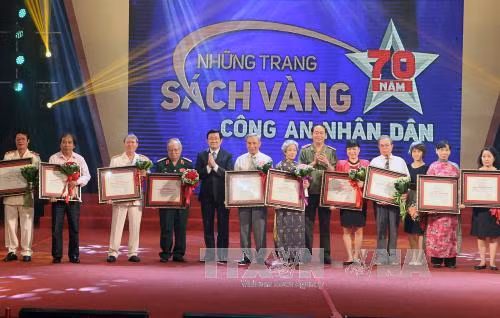 Giao lưu 'Những trang sách vàng 70 năm Công an nhân dân' ảnh 1