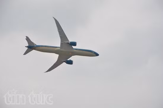 Boeing Dreamliner của Việt Nam trình diễn đẹp mắt trên bầu trời Paris ảnh 1