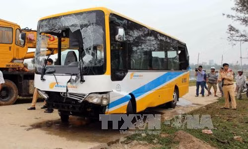 Trục vớt xe buýt lao xuống kênh ở Đà Nẵng ảnh 3
