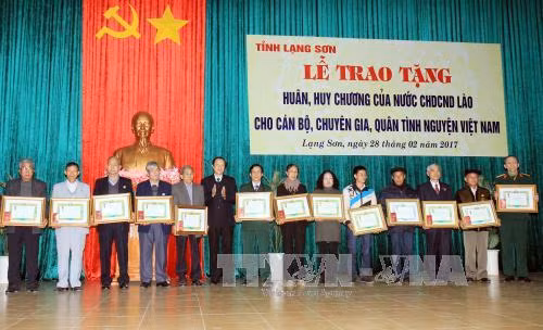 Lạng Sơn trao tặng huân, huy chương cho quân tình nguyện Việt Nam tại Lào ảnh 1