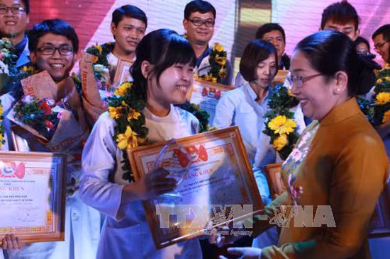 TP Hồ Chí Minh tuyên dương 27 thầy thuốc trẻ tiêu biểu ảnh 1