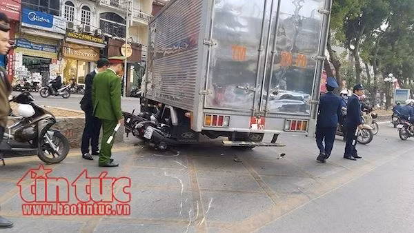 Xe máy đâm xe tải 'biển đỏ' trên làn xe buýt nhanh BRT ảnh 1