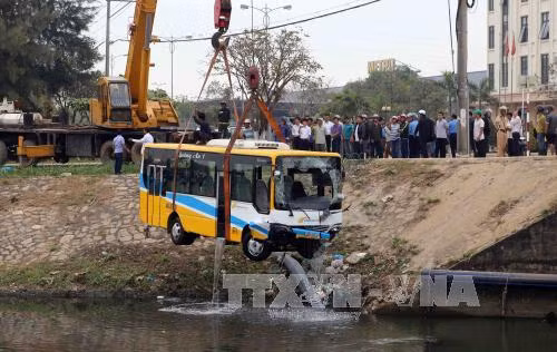 Trục vớt xe buýt lao xuống kênh ở Đà Nẵng ảnh 1