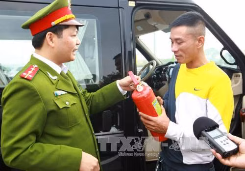 Chưa xử phạt lỗi thiếu bình chữa cháy trên ô tô ảnh 1