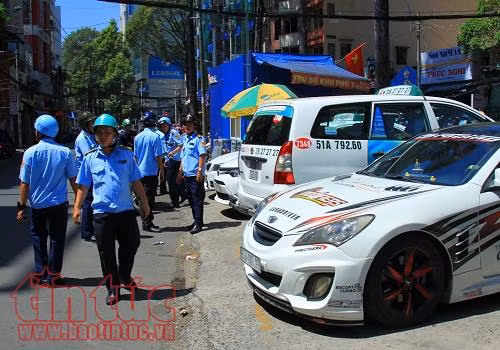 Lấn chiếm vỉa hè, hàng loạt xế hộp bị kéo về phường ảnh 11