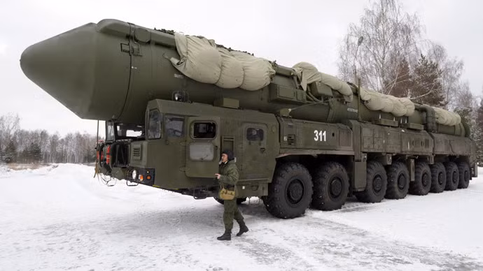 Nga ồ ạt nâng cấp vũ khí, cẩn trọng trước NATO ảnh 1