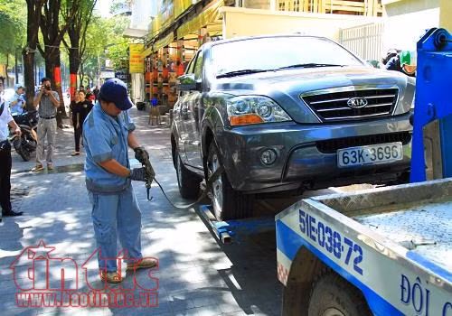 Lấn chiếm vỉa hè, hàng loạt xế hộp bị kéo về phường ảnh 3