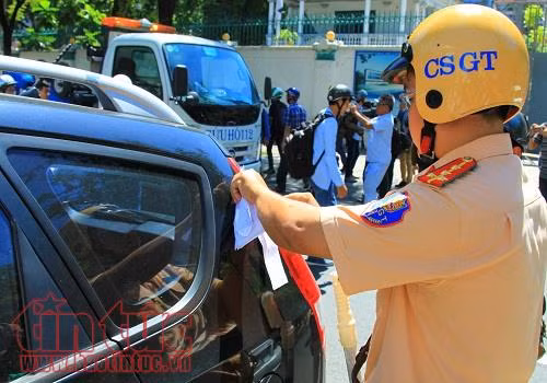 Lấn chiếm vỉa hè, hàng loạt xế hộp bị kéo về phường ảnh 8