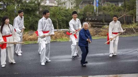 Cụ bà 94 tuổi đấu Kungfu, đánh trường côn vù vù ảnh 2