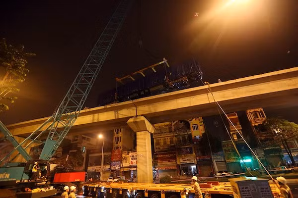 Toa tàu đường sắt trên cao đầu tiên lên đường ray an toàn ảnh 10