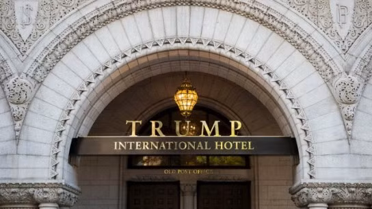 Lần đầu ăn tối bên ngoài, Tổng thống Donald Trump đặt tiệc ở đâu? ảnh 1