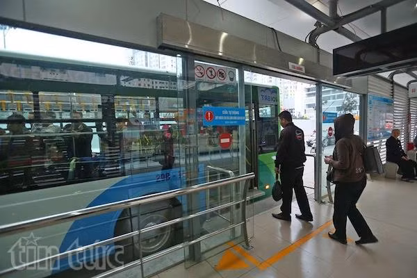 Ngày đầu thu vé buýt nhanh, xe đông kín chỗ ảnh 3